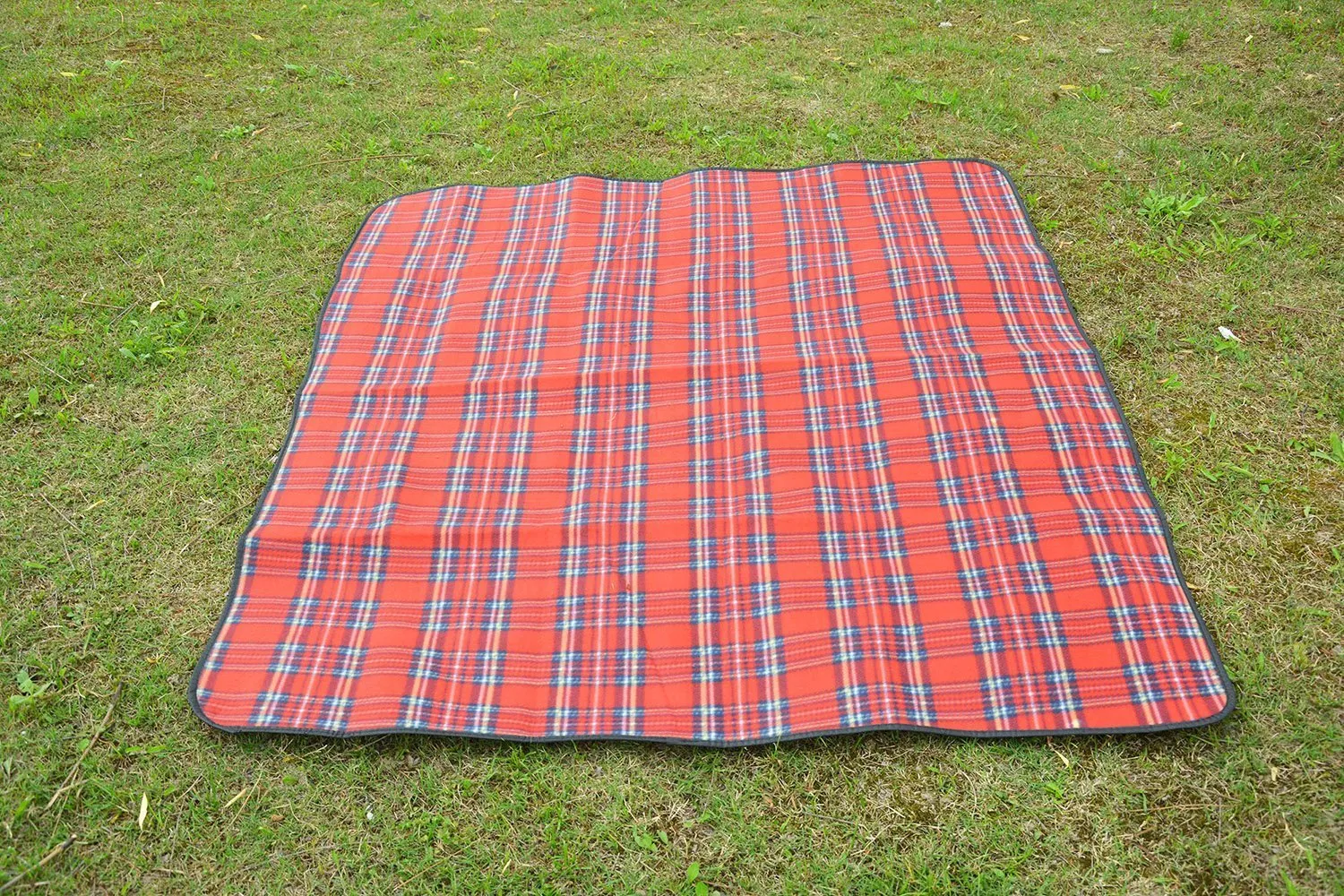 SatisInside Cozy Fleece Waterproof Picnic Blanket Camping/Beach Mat, Three-Layer, 51 By 59 In, Red Checked